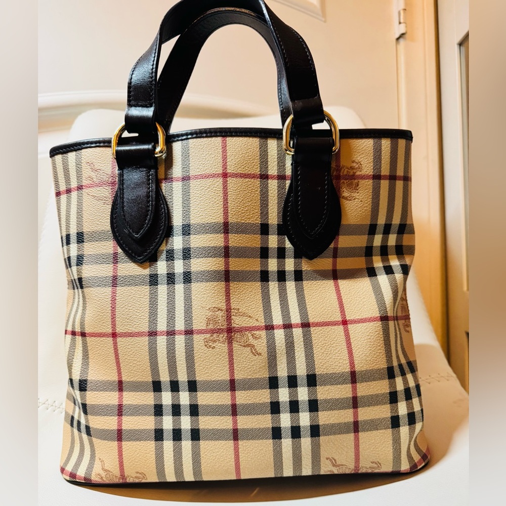 Authentic Burberry Nova Check medium size.  It’s like new, bag used gently!
